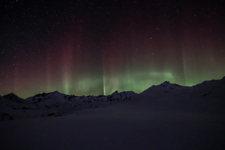 Read more about the article THE BEST TIME TO SEE NORTHERN LIGHTS IN ALASKA